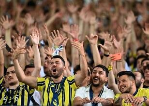 Fenerbahçe taraftarları Kadıköy’de şölen atmosferi yarattı
