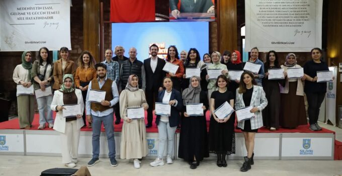 DİKSİYON EĞİTİMİNİ TAMAMLAYAN KURSİYERLER SERTİFİKALARINI ALDI